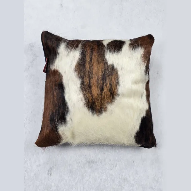 Bèèèhst Genôch Kussen – Koeienhuid – Leer – Exclusieve collectie – Woondecoratie – Bruin, Zwart, Wit – 100% echt natuurlijke Koeienhuid – 35x35cm Tricolor, Zwart, Bruin, Wit, Camel