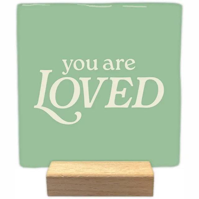 Artige Decoratie tegel - You are loved - keramisch - 10x10 cm - inclusief houder Groen