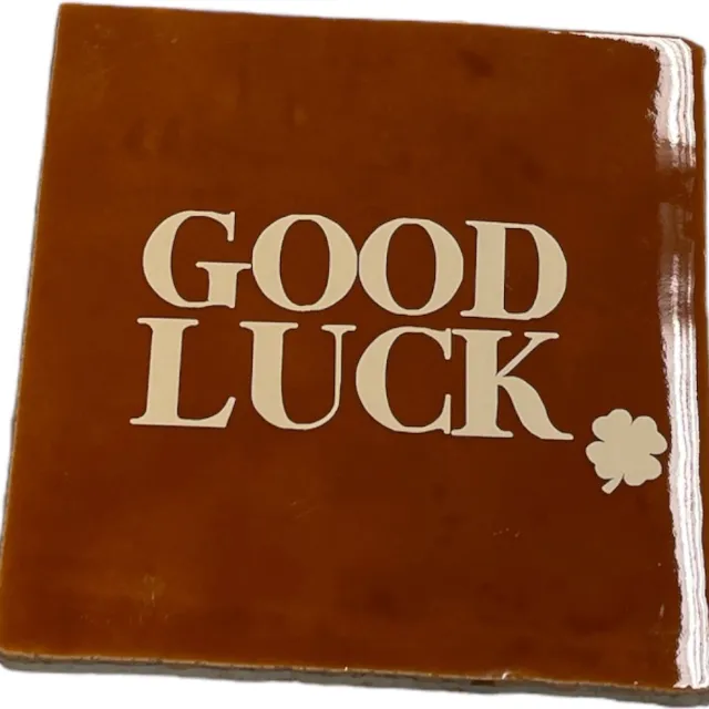 Bij ons onder de panne Hippe tegeltje met tekst: Good Luck | Roest met beige | Gepersonaliseerde cadeau | Hippe Spreuktegel | Nieuwe woning cadeau | Housewarming cadeau