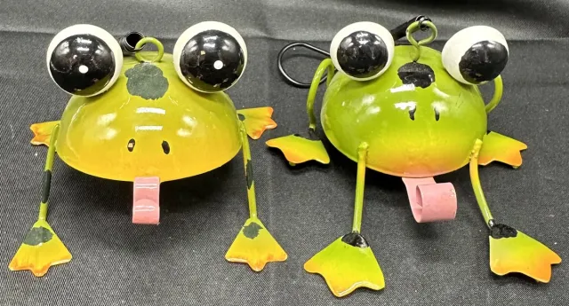 Impuls Metalen (tuin) decoratie insecten - set van 2 stuks - kikkers - meerkleurig - hoogte 8x9x10cm - Tuinaccessoires - Tuindecoratie - Wanddecoratie Meerkeurig - set 2 kikkers