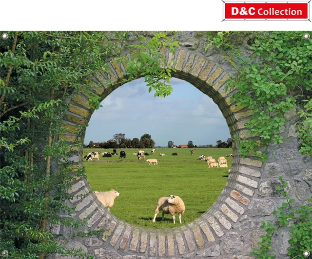 D&C Collection tuinposter - 65x90 cm - stenen doorkijk - Geheime tuin Hollands landschap met koeien en schapen - schuttingposter - tuindoek - muur decoratie blauw