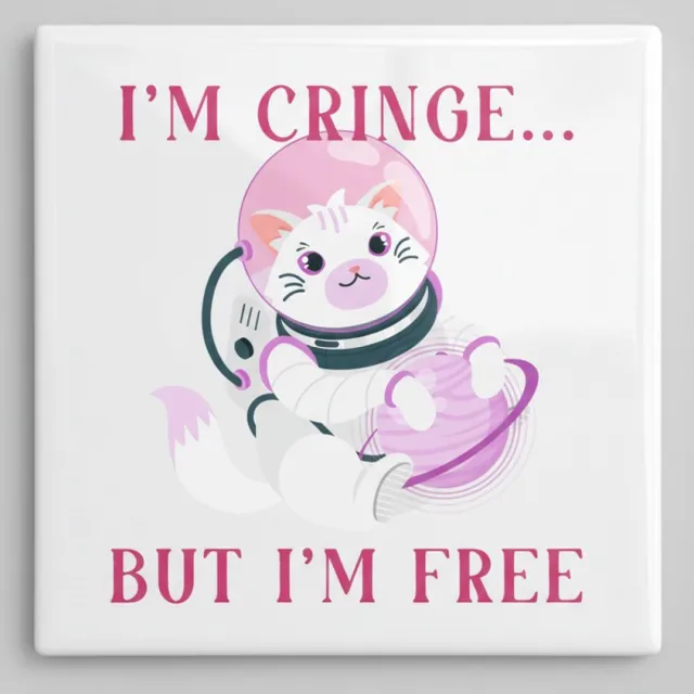 Nevolis “I’m Cringe… But I’m Free” Ruimtekat Tegel 15×15 cm – Schattige Grappige Keramische Wanddecoratie & Cadeau Multi Color