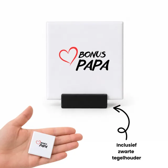Hacebo Bonus papa met rood hart tegeltje met tegelhouder - Papa - Lieve bonuspapa - tegeltjes met tekst - Vaderdag cadeautje - Cadeau voor papa - Verjaardag - Geschenk - Cadeau - Gift - spreuktegels - 4.8x4.8 CM Wit
