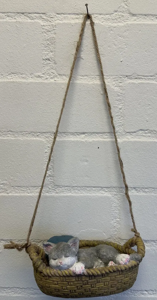 Impuls Polyresin hangend slapend dier "kat" - grijs + meerkleurig - hoogte 31x18x8 cm - ophangtouw - Voor binnen of buiten - Tuinaccessoires - Woonaccessoires Grijs + meerkleurig - kat