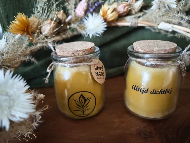 Naturalum 100% bijenwas kaars in glas - met tekst 'Altijd dichtbij' geel
