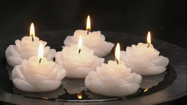MilaNNE Bloemen Drijfkaars 7x7 cm, hoogte 4 cm Iin HAGEL WIT set van 3 stuks - BEKIJK VIDEO