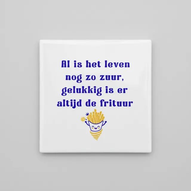 Nevolis Grappige Nederlandse Quote Keramische Tegel 15x15 cm – “Al is het leven nog zo zuur, gelukkig is er altijd de frituur” | Humoristische Frietliefhebber Woondecoratie Cadeau Multi Color
