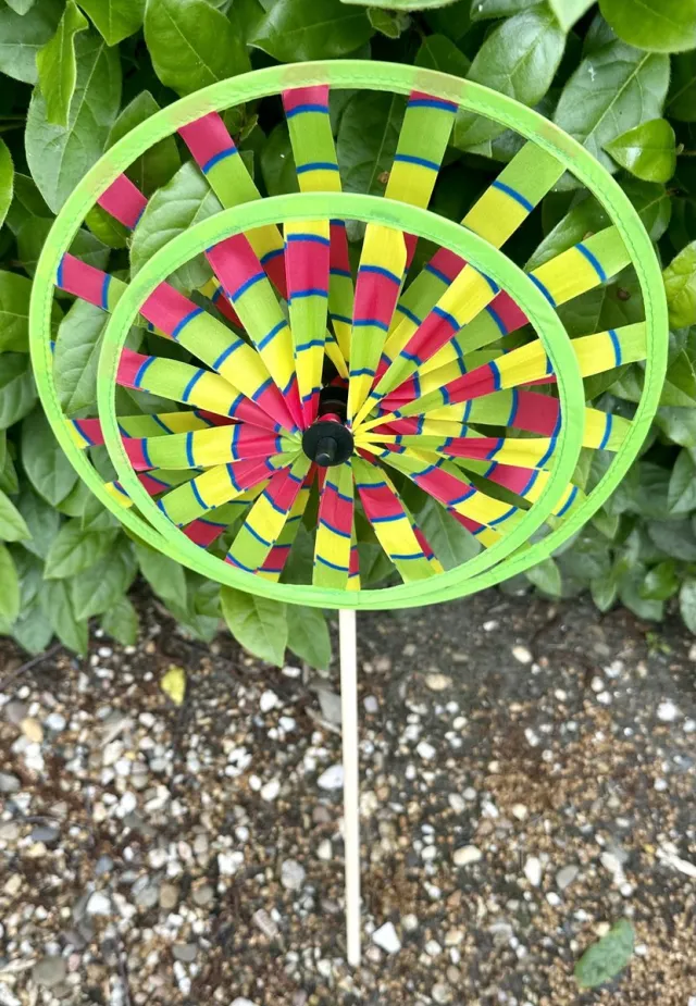 Impuls Windmolen met dubbel windrad - nylon + houten steker - meerkleurig - breedte 25 cm x hoogte 56 cm - Tuinaccessoires - Tuinstekers Meerkleurig - dubbel windrad