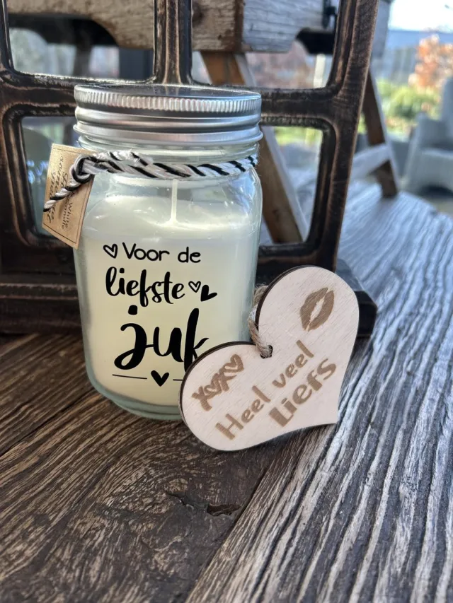 Creaties van hier Black & White scented candles Juf met houten hartje – 13,5 cm – vanille