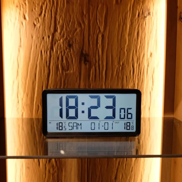Technoline WT 320 – Digitale wekker – Radiogestuurd – Dubbele alarmen – Snooze – Datumaanduiding – Dagaanduiding – Batterij-indicator – Binnen / Buitentemperatuur – Achtergrondverlichting – Zwart – 187 × 91 × 48 mm