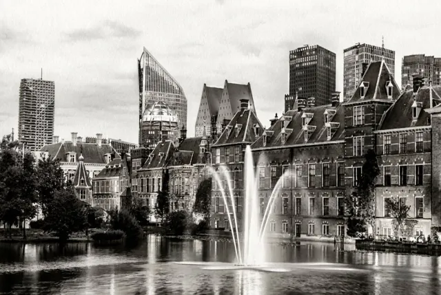 Atelier Iconique Skyline Den Haag Black and White Ink Wash Skylines - Print op Canvas 90x60 cm - Atelier Iconique zwart