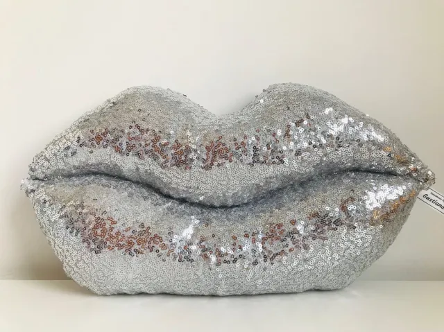 Gustiana Lip kussen - Satijn & Pailletten - Zilver - Valentijnscadeau - Moederdag cadeau - Verjaardagscadeau