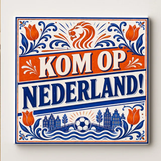Bedruk King Kom Op Nederland Voetbaltegel – Nederlands Supporter Design met Oranje Leeuw, Voetbal, Tulpen en Delfts Blauwe Stijl – Decoratieve Keramische Cadeautegel Wit