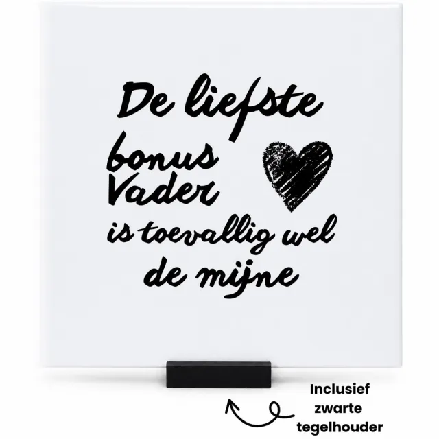 Hacebo De liefste bonus vader met zwart hart tegeltje met tegelhouder - Vader - Liefste bonusvader - tegeltjes met tekst - Vaderdag cadeautje - Cadeau voor papa - Verjaardag - Geschenk - Cadeau - Gift - spreuktegels - 15x15 CM Wit