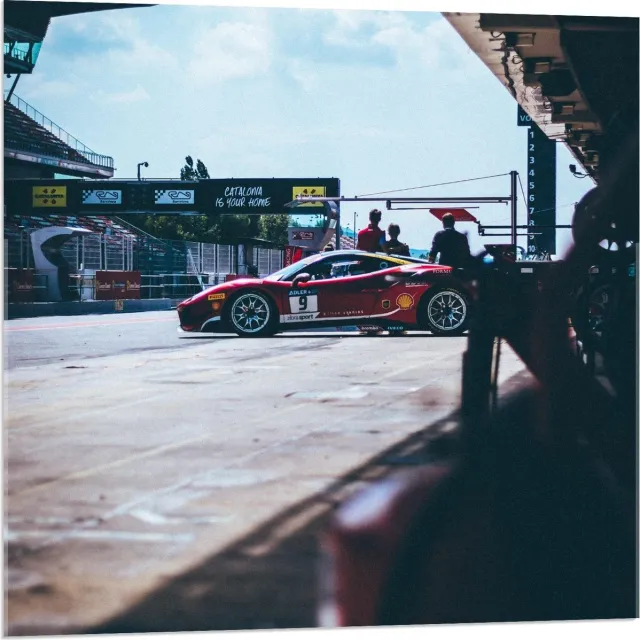 KuijsFotoprint Acrylglas - Rode Auto op Racebaan - 80x80cm Foto op Acrylglas (Met Ophangsysteem) Rood