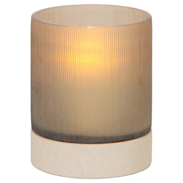 Atmooz Lionel kaarsenhouder S – Ø11 × H15 cm – zandsteen met glazen kap – kleine hurricane – sfeervolle decoratieve kaarshouder – compacte woonaccessoire – natuurlijk design voor kast, tafel of wandrek Bruin