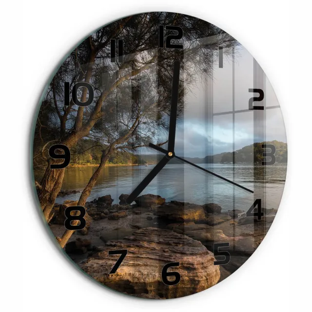 TULUP Wandklok - Boom aan de rivier Moderne Wandklok Glas - fi30 cm - Bruin Wandklok Glas Decoratie - Zwarte handen - Ronde Klok - Glazen Wandklok Design - Klok Glas Met Opdruk