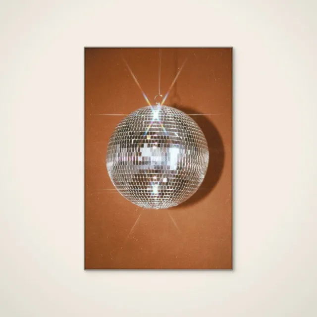 HelloWalls Akoestisch schilderij - 80 x 120 cm - Sparkling Disco Ball van Samantha Hearn - Abstracte wanddecoratie - zilver textielframe Meerkleurig