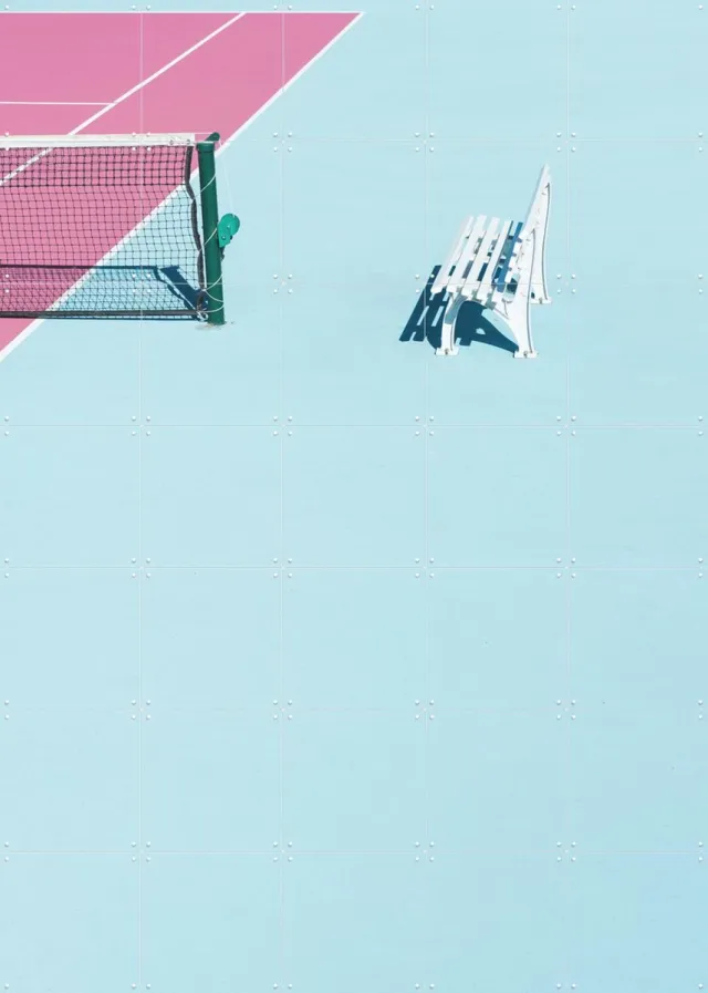 IXXI Pink Court Bench, Chris Abatzis - 100 x 140 cm - Grote wanddecoratie en posters - Speels, Kleurrijk, Fotografie, Sport