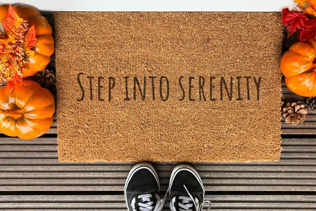 Laser-Point Step Into Serenity | 60x40 cm | Nieuwe huis cadeau | Ingangsmat | Deurmat met stijl | Verhuizing cadeau | Praktisch & trendy | Perfect voor binnenkomst | Cadeau voor nieuwe woning Bruin | Zwart (Gravering 60x40)
