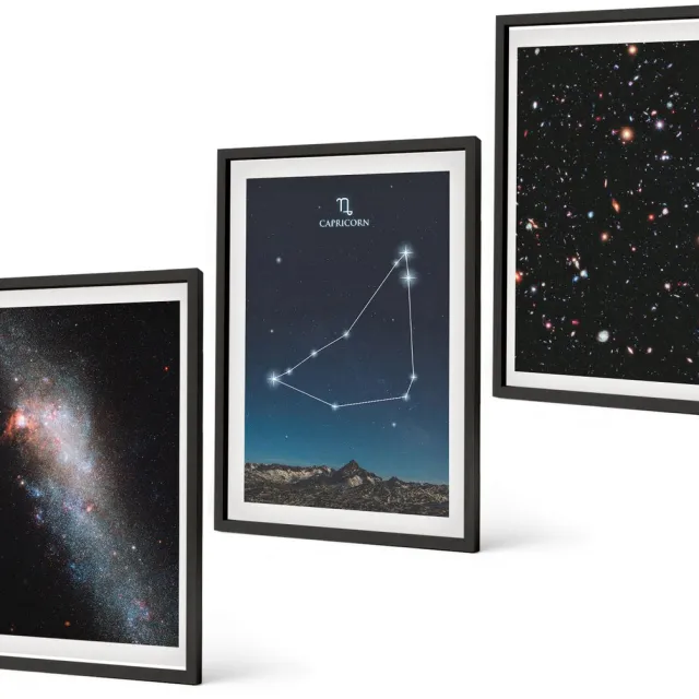 Coloray 3-Delige Schilderij Set - Sterrenbeeld Steenbok En De Melkweg - 40 x 60 cm - Decoratieve Muurdecoratie - Slaapkamer - Woonkamer Decoratie Zwarte lijst