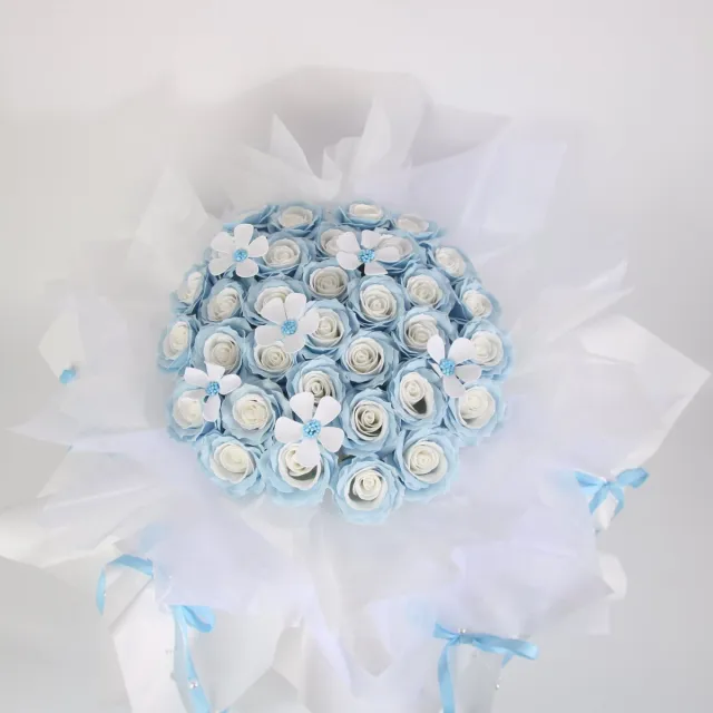 La Roselle Amsterdam Luxe Kerst Kunstrozen boeket Blauw Wit met strikjes kunst rozen - Winter bloemen - feestdagen Ivoorwit en ijsblauw