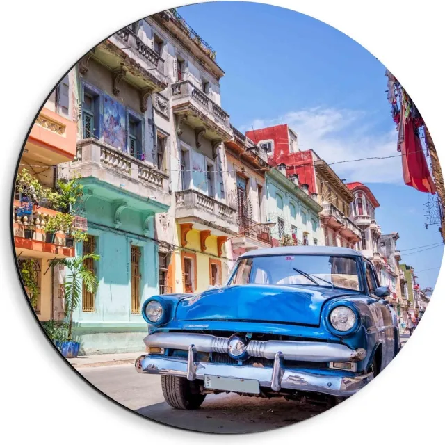 KuijsFotoprint Dibond Wandcirkel - Blauwe Auto in Straat in Cuba - 40x40cm Foto op Aluminium Wandcirkel (met ophangsysteem)