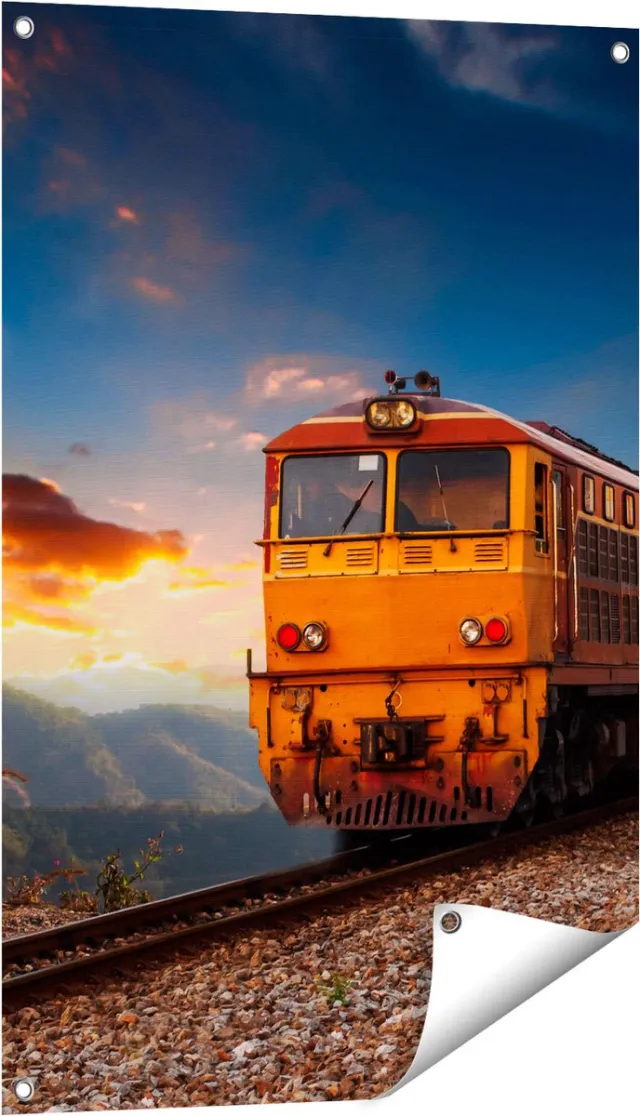 Gards Tuinposter Trein tussen de Bergen in Thailand - 60x90 cm - Tuindoek - Tuindecoratie - Wanddecoratie buiten - Tuinschilderij Multikleur