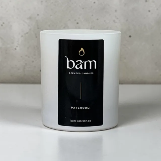 Bam Patchouli Geurkaars met Houten Wiek in Wit Potje – 60 Branduren – 190g – White Collection Medium – Zonnebloemwas – Vegan Cadeautip