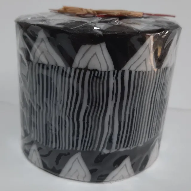 Swazi Candle Swazi kaars fairtrade – zwart-wit lijnenpatroon – Ø 9 cm – 7 cm hoog