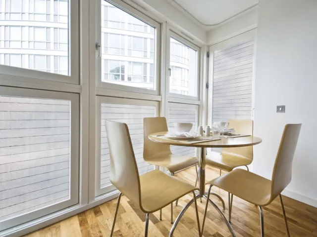 Lineafix Statische Raamfolie Mayo Gestreept – 46x150 cm – Zonder Lijm, Hecht Statisch – Herbruikbaar – Anti-inkijk & Raamdecoratie – Met Reliëf Gestreepte