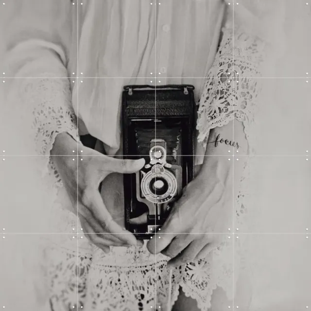 IXXI Photography Focus, STUDIO HANNAH LEMHOLT - 80 x 80 cm - Grote wanddecoratie en posters - Vintage, Fotografie, Woonkamer, Slaapkamer, Handen Zwart en wit / Wit