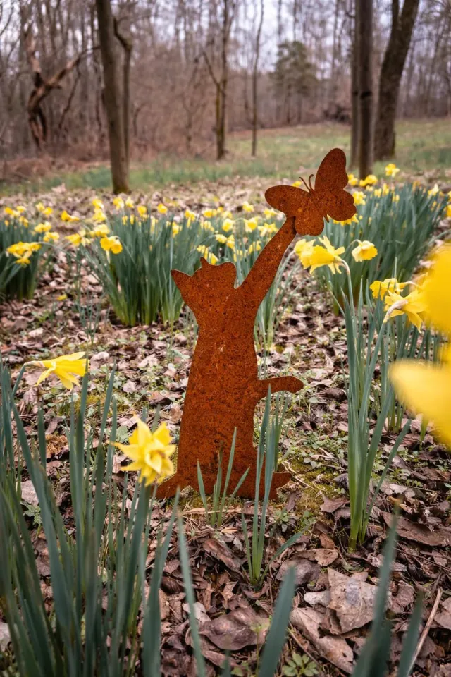 Passie voor Staal Kat met vlinder - Tuindecoratie – Tuinornament - Cortenstaal - Metalen Silhouet voor in de grond – Lokaal Geproduceerd - Grondprikker - Tuinprikker Bruin/Roest