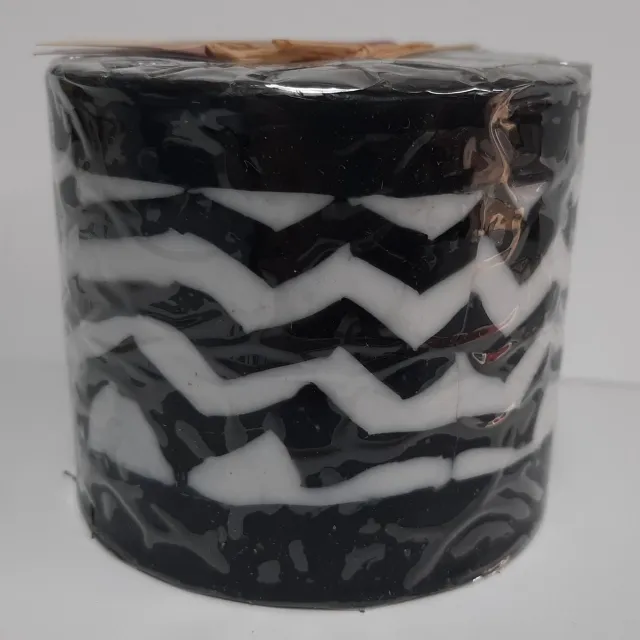 Swazi Candle Fairtrade Swazi kaars in zwart met witte golven in het midden