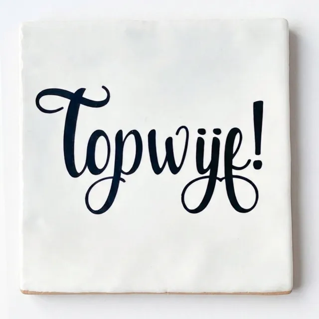 Snoes Spreuktegel - Topwijf! - Wit Handgevormd Spaans Keramiek - 10x10 cm - Wenstegel - Cadeau voor Vriendin - Inclusief Plakhaakje