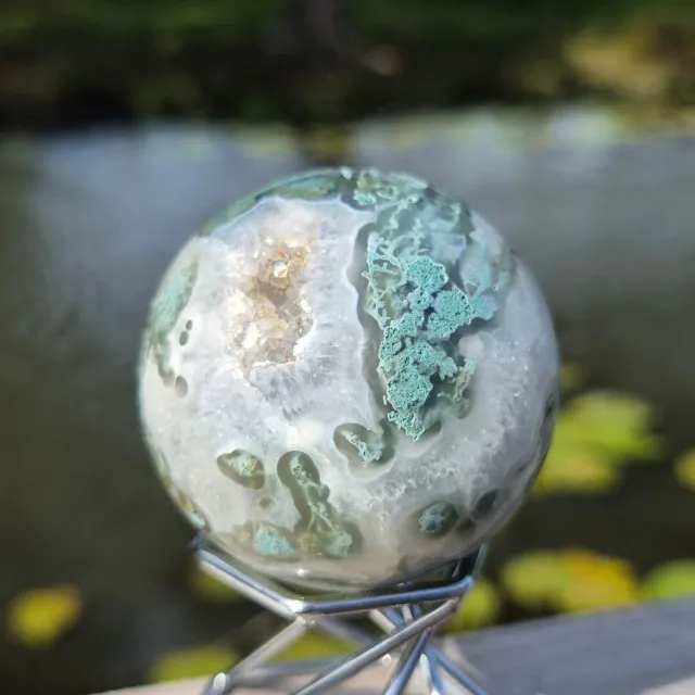 ThaleiaDesign mosagaat bol - Edelstenen en Mineralen - groen - Spiritualiteit - Woondecoratie - kristallen bol - interieur - cadeau - moederdag - chakra - meditatie - rust - balans - druzy groen -wit