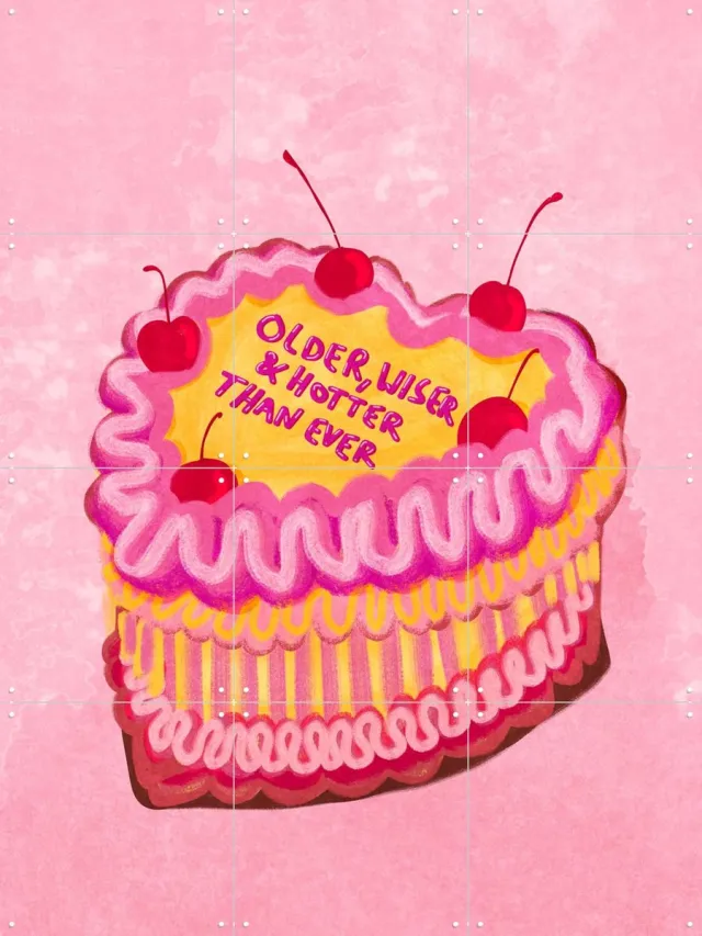 IXXI Cream Cake Older,wiser,hotter, Raissa Oltmanns - 60 x 80 cm - Grote wanddecoratie en posters - Typografie, Vintage, Kwaststreken, Cartoonesk Roze / Rood / Geel