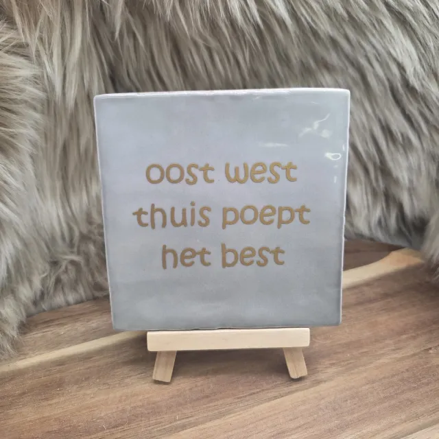 CreaCraft Robuust wenstegeltje “oost west thuis poept het best” – Wanddecoratie & Cadeau – Cadeau vrienden,zomaar – Humor tegeltje - Grappige tekst – WC decoratie humor – Trendy nu – Decoratief Tegeltje met Standaard – Cadeau Idee - Tegeltje met tekst Grijs/Goud
