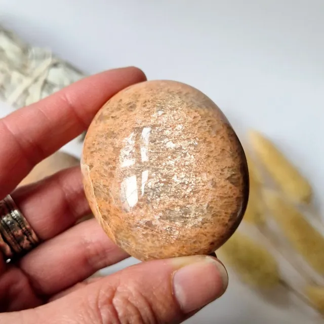 Moonlight Gemstones Peach Moonstone Palmstone 60-90gr Handsteen voor Rust en Balans Worry Stone zorgensteen maansteen Edelsteen