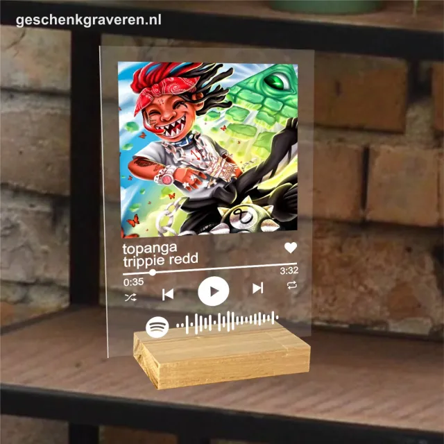 Geschenkgraveren.nl Spotify plexi glasplaat - 20 x 30 cm. - met houten voetje - Gepersonaliseerd Cadeau - Valentijnsdag - Vaderdag - Origineel Cadeau - Met eigen foto en tekst - Spotify op glas - Verjaardag - Muziekcadeau - Geschenkgraveren Transparant