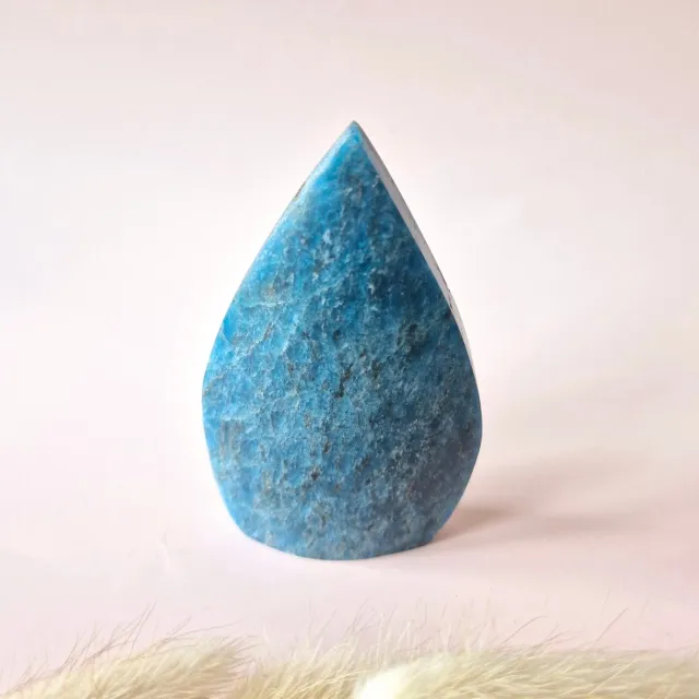 Moonlight Gemstones Blauwe Apatiet - Druppelvormige Drop Staande Edelsteen Kristal Flame Blue Apatite 2 Meerkleurig