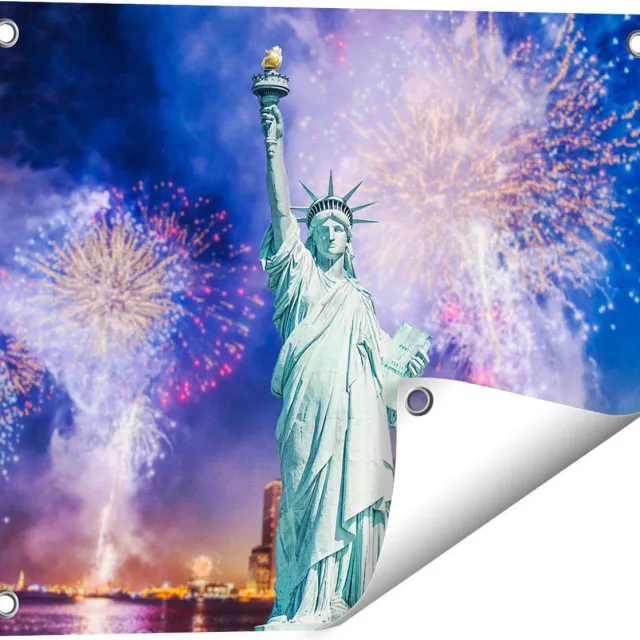 Gards Tuinposter Vrijheidsbeeld in New York met Vuurwerk - 50x40 cm - Tuindoek - Tuindecoratie - Wanddecoratie buiten - Tuinschilderij Multikleur