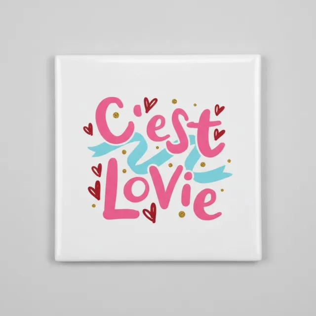 Nevolis C’est La Vie Tegel – Schattige Franse Liefdesquote Wanddecoratie – Keramische Tegel 15 x 15 cm Multi Color