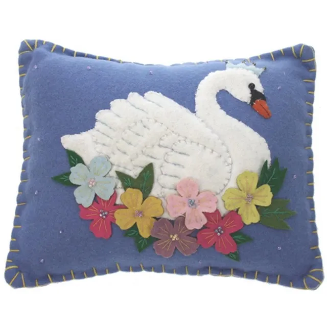 Meander Kussen blauw Zwaan met bloemen, vilt incl. vulling 25x8x20cm Zie foto