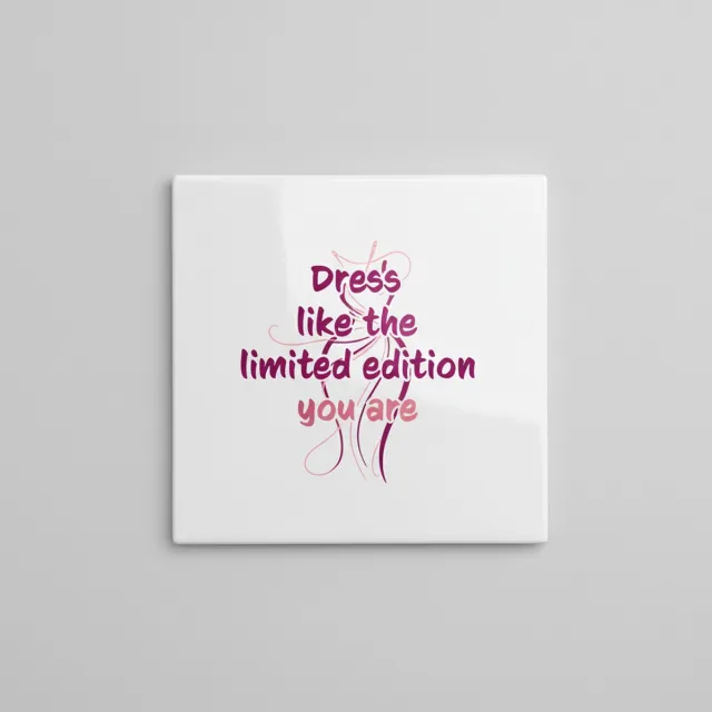 Nevolis Motiverende Quote Keramische Tegel – “Dress Like the Limited Edition You Are” Inspirerende Wanddecoratie – 15 × 15 cm Multi Color