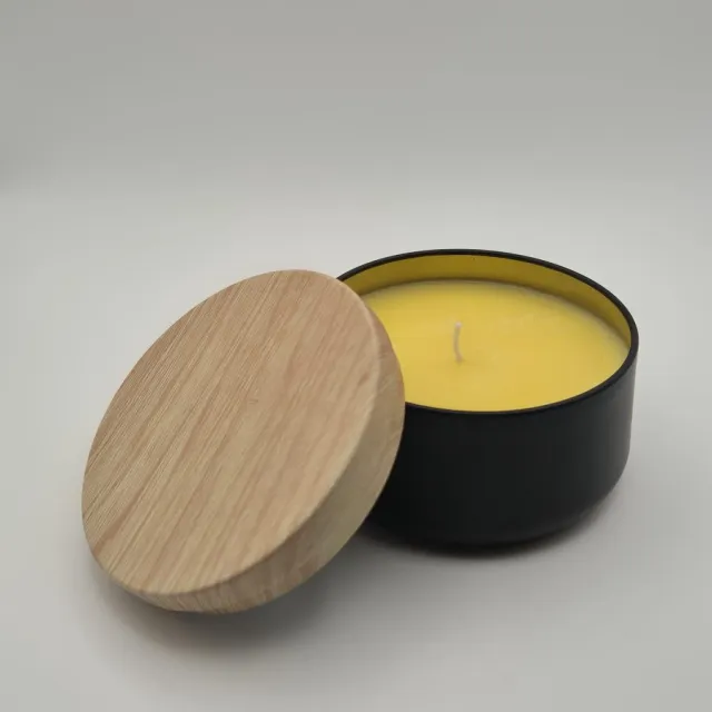 Geur & Klasse Citronella Geurkaars met Houtlook Deksel - Anti Muggen Kaars - Buitenkaars - Binnenkaars - Zwart Blik - Geur & Klasse Zwart + Houtlook