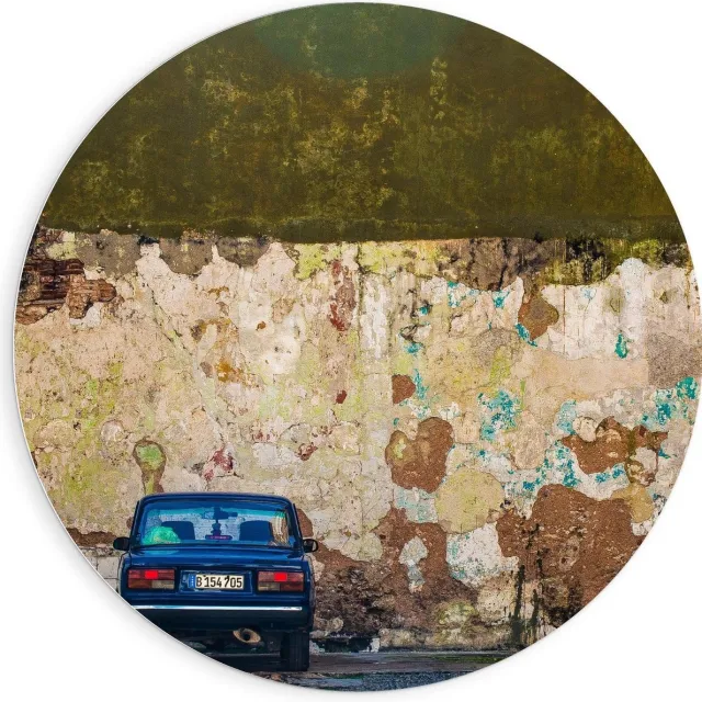 KuijsFotoprint Forex Wandcirkel - Geparkeerde Auto bij Verwoeste Muur - 90x90cm Foto op Wandcirkel (met ophangsysteem) Blauw