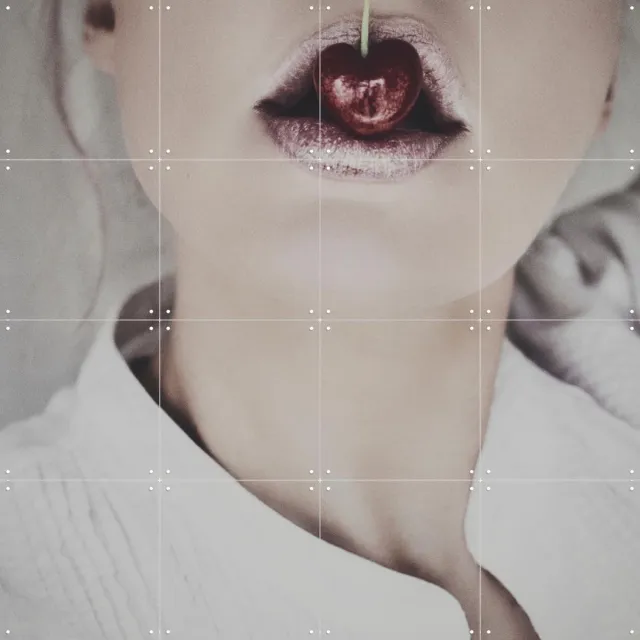 IXXI Cherry Lips, STUDIO HANNAH LEMHOLT - 80 x 80 cm - Grote wanddecoratie en posters - Fotografie, Woonkamer, Slaapkamer, Winter, Mensen, Liefde Rood / Wit / Warme kleuren