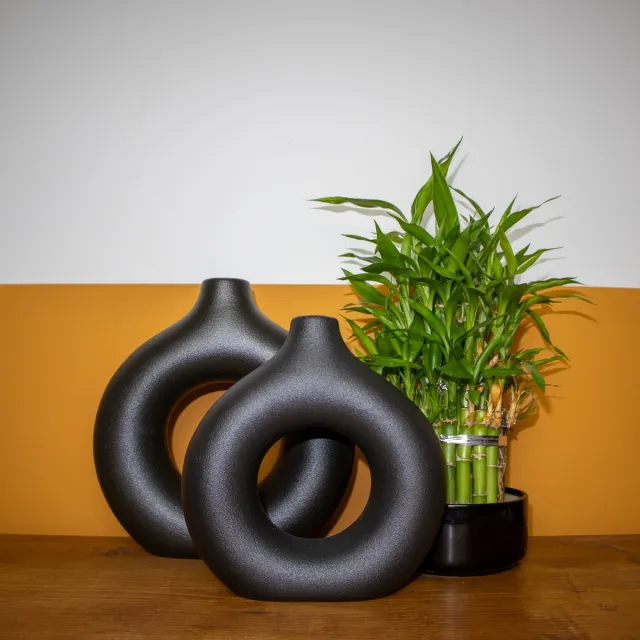 Evoluxe Donut Vaas - Keramiek Vaas - Stijlvolle Bloemenvaas - Ronde Vaas - Scandinavische Woondecoratie - Landelijk & Modern - Vazen voor Droogbloemen en Pampas - Uniek Design - Zwart - Groot - L - 24x23x6,5 cm