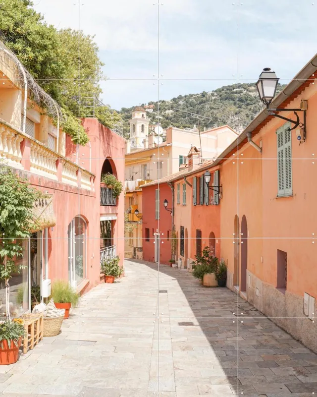 IXXI Streets of Menton, Henrike Schenk - 80 x 100 cm - Grote wanddecoratie en posters - Fotografie, Kleurrijk, Woonkamer, Gang, Gebouwen, Zomer Roze